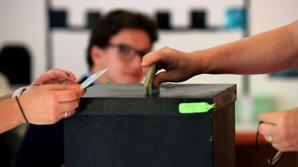 Eleitor coloca o seu boletim de voto na urna de votos para a Câmara Municipal de Espinho, 12 de outubro de 2025. Decorrem este domingo as eleições autárquicas em Portugal onde mais de 9,3 milhões de eleitores podem votar. Os eleitores vão escolher os órgãos dirigentes das 308 Câmaras Municipais, 308 Assembleias Municipais e 3.221 Assembleias de Freguesia, pelo que há três boletins de voto. ESTELA SILVA/LUSA