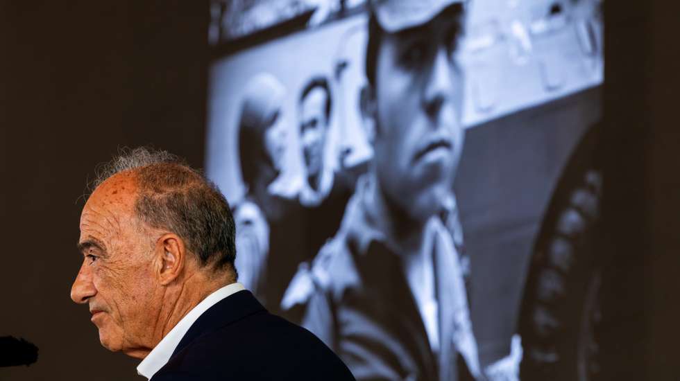 O fotógrafo, Alfredo Cunha, usa da palavra enquanto mostra fotografias feitas por si no 25 de Abril de 1974, durante a sessão "Jovens no Quartel do Carmo, 50 anos do 25 de Abril", com a presença de 300 alunos do ensino secundário, no Quartel do Carmo, em Lisboa, 24 de abril de 2024. JOSÉ SENA GOULÃO/LUSA