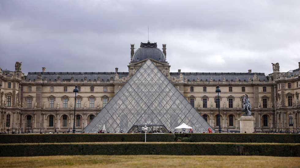 epa12466948 An exterior view of the Louvre Museum a day after a robbery in Paris, France, 20 October 2025. The Louvre Museum was targeted in a robbery by several criminals who smashed windows to steal eight priceless royal pieces of jewelry on 19 October. The Louvre remains closed for a second day running. French Culture Minister Rachida Dati called it 'an attack on France’s cultural heritage.'  EPA/YOAN VALAT