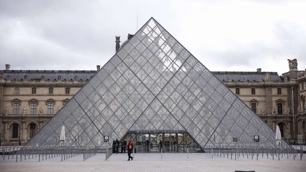 epa12466947 An exterior view of the Louvre Museum a day after a robbery in Paris, France, 20 October 2025. The Louvre Museum was targeted in a robbery by several criminals who smashed windows to steal eight priceless royal pieces of jewelry on 19 October. The Louvre remains closed for a second day running. French Culture Minister Rachida Dati called it 'an attack on France’s cultural heritage.'  EPA/YOAN VALAT