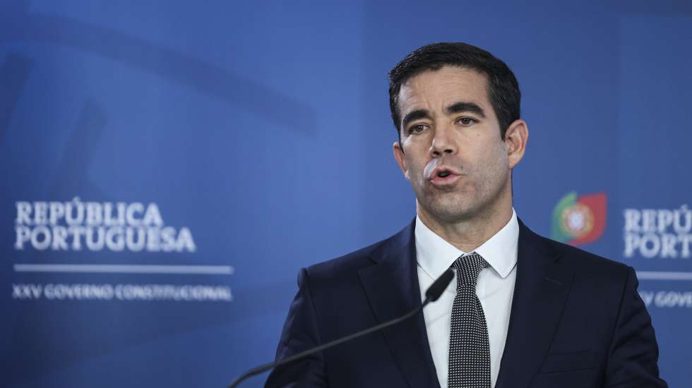 O ministro da Presidência António Leitão Amaro intervém na conferência de imprensa após a Reunião do Conselho de Ministros, esta tarde no Campus XXI em Lisboa, 24 de outubro de 2025. MIGUEL A. LOPES/LUSA