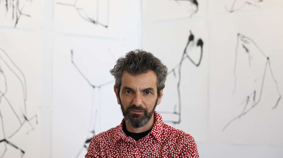 O artista visual português António Jorge Gonçalves, posa para a fotografia durante uma entrevista à agência Lusa, em Lisboa, 27 de março de 2025. Com mais de trinta anos de percurso profissional, António Jorge Gonçalves acaba de publicar o livro ilustrado "O tempo do cão", com o escritor angolano Ondjaki, estará na próxima semana na Feira do Livro Infantil e Juvenil de Bolonha (Itália) onde venceu um prémio pela banda desenhada "Dita Dor". (ACOMPANHA TEXTO DA LUSA DO DIA 29 DE MARÇO DE 2025). ANTÓNIO COTRIM/LUSA