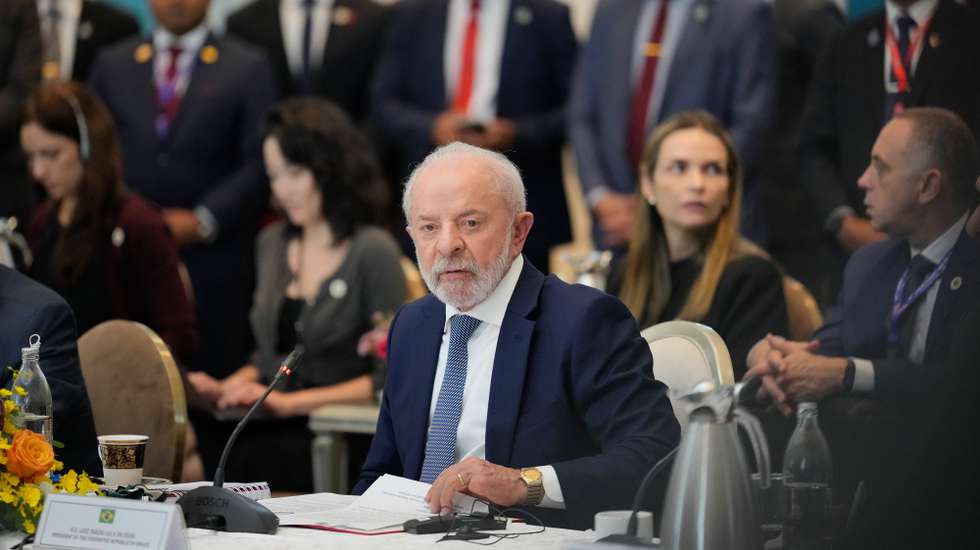 epa12480027 Brazilian President Luiz Inacio Lula da Silva, listens to a speech by Malaysian Prime Minister Anwar Ibrahim during a bilateral meeting at Sri Perdana in Putrajaya, Malaysia, 25 October 2025.  EPA/Vincent Thian / POOL
