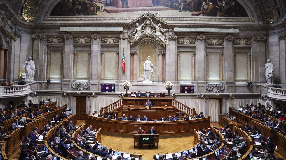 O ministro de Estado e das Finanças, Joaquim Miranda Sarmento, usa da palavra durante a sessão plenária sobre o Orçamento do Estado para 2026 (OE2026), na Assembleia da República, em Lisboa, 28 de outubro de 2025. A Assembleia da República continua hoje a debater em plenário a proposta do Governo de Orçamento do Estado para 2026. TIAGO PETINGA/LUSA