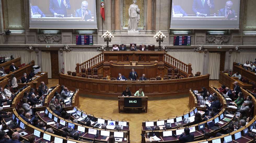 O ministro da Presidência, António Leitão Amaro (C), intervém no debate sobre a Lei da Nacionalidade, na Assembleia da República, em Lisboa, 28 de outubro de 2025. MIGUEL A. LOPES/LUSA