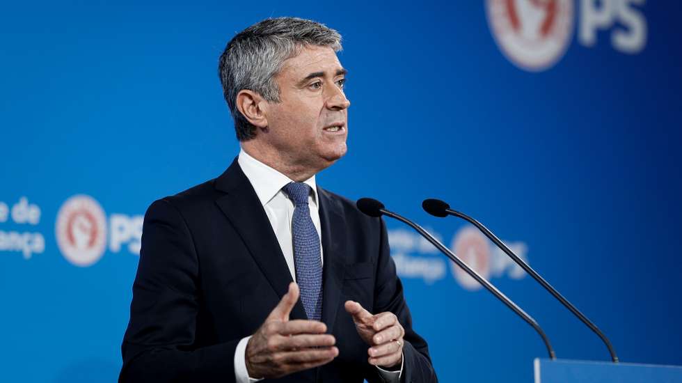O secretário geral do Partido Socialista (PS), José Luís Carneiro, presta declaração à comunicação social, na sede do partido, em Lisboa, 29 de outubro de 2025. FILIPE AMORIM/LUSA