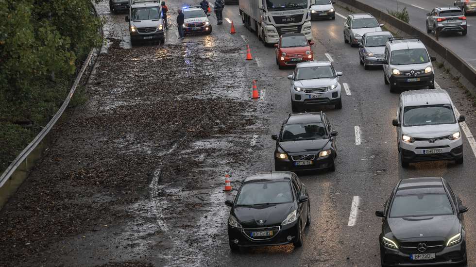 Limpeza da estrada com detritos trazidos pelas chuvas na VCI entre a saída de Bessa Leite e o Nó de Francos, Porto, 31 de outubro de 2025. A chuva intensa que se fez sentiu durante a madrugada de hoje no Porto provocou mais de meia centena de ocorrências na cidade e obrigou ao corte de várias vias de circulação devido a inundações, informaram as autoridades. JOSÉ COELHO/LUSA