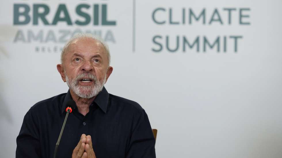 epa12502952 Brazilian President Luiz Inacio Lula da Silva speaks during an interview with journalists from international news agencies ahead of the COP30 Climate Summit, at the Belem Naval Base, Brazil, 04 November 2025. Lula da Silva expressed his confidence that US President Trump will eventually realize that 'there is no alternative' to the energy transition. The COP30 takes place from 10 to 21 November 2025.  EPA/Sebastiao Moreira