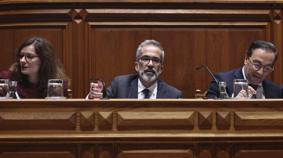 O ministro de Estado e dos Negócios Estrangeiros, Paulo Rangel (C), ladeado por Inês Domingos, secretária de Estado dos Assuntos Europeus, e por Rui Afonso, presidente da Comissão de Orçamento, Finanças e Administração Pública, durante a sua audição na Assembleia da República, em Lisboa, 5 de novembro de 2025. ANTÓNIO COTRIM/LUSA