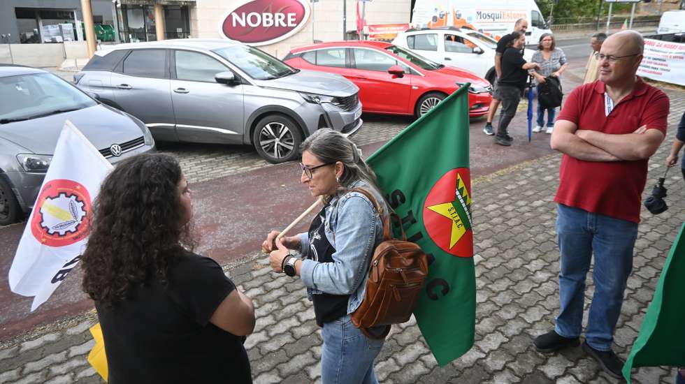 Cerca de meia centena de trabalhadores concentraram-se em frente à empresa Nobre, numa acção de greve de 24 horas convocada pelo Sindicato dos Trabalhadores da Agricultura e das Indústrias da Alimentação, Bebidas e Tabaco de Portugal (SINTAB), em protesto pela falta de vontade da empresa para negociar o caderno reivindicativo dos trabalhadores, bem como a proposta "medíocre" apresentada, Rio Maior, 11 de julho de 2025.  CARLOS BARROSO/LUSA