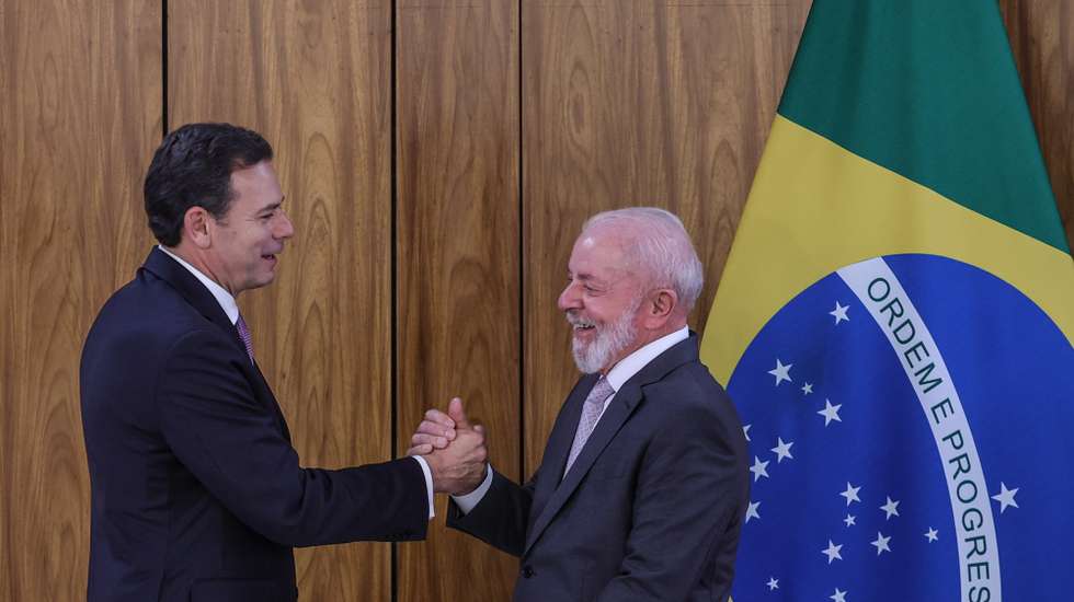 epa11908151 The Prime Minister of Portugal, Luis Montenegro (L), shakes hands with Brazilian President Lula da Silva (R), during the traditional press conference marking the end of the 'XIV Luso-Brazilian Summit', held at the Planalto Palace in Brasilia, Brazil, 19 February 2025. Luis Montenegro is in Brazil to take part in the 'XIV Luso-Brazilian Summit'.  EPA/ANTONIO COTRIM