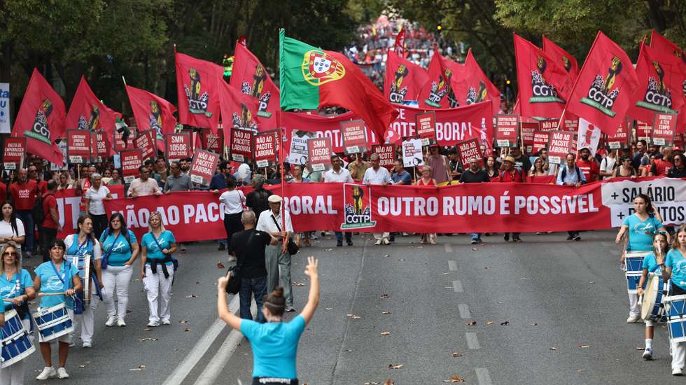Manifestantes participam no protesto convocado pela Confederação Geral dos Trabalhadores Portugueses - Intersindical Nacional (CGTP-IN), contra o anteprojeto de revisão da legislação laboral, em Lisboa, 20 de setembro de 2025. ANTÓNIO COTRIM/LUSA