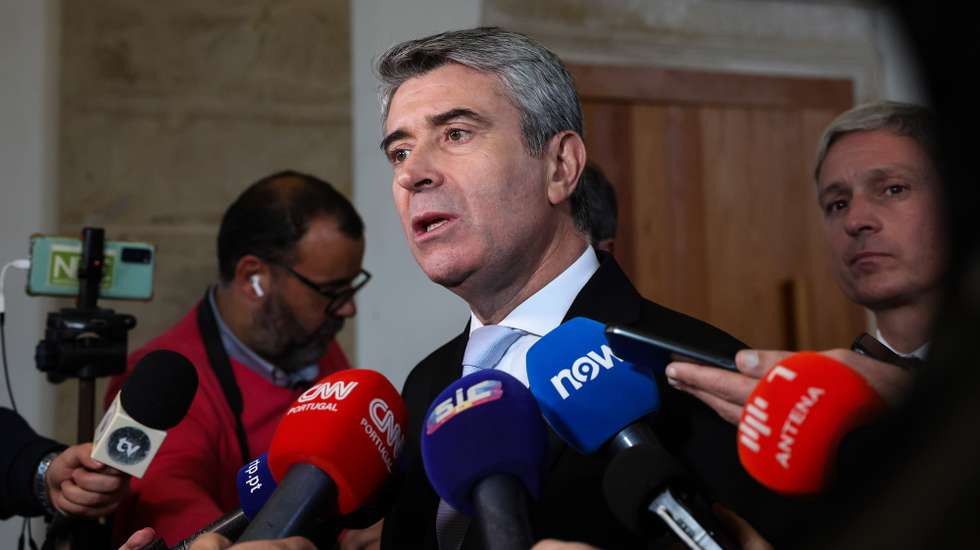 O secretário-geral do Partido Socialista (PS), José Luis Carneiro, fala aos jornalistas no final da cerimónia de posse dos orgãos autárquicos de Coimbra onde Ana Abrunhosa foi empossada como presidente da câmara, no Convento São Francisco, Coimbra, 4 de novembro de 2025. PAULO NOVAIS/LUSA