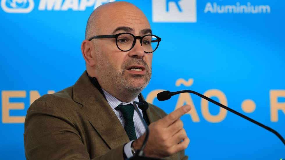 Miguel Pinto Luz, ministro das Infraestruturas e Habitação, intervém durante a iniciativa XIII Semana da Reabilitação Urbana do Porto, na Casa da Arquitectura, em Matosinhos, 12 de Novembro de 2025. ESTELA SILVA/LUSA