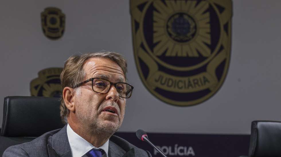 epa12352471 Luis Neves, the Portuguese national director of the Judicial Police (PJ), attends a press conference on the accident involving the Gloria funicular, at PJ headquarters in Lisbon, Portugal, 04 September 2025. The accident resulted in the deaths of 16 people and left 5 others seriously injured, according to civil protection authorities.  EPA/MANUEL DE ALMEIDA