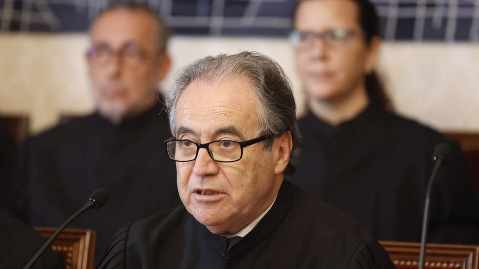 O presidente do Tribunal Constitucional, José João Abrantes, intervém durante a leitura pública da decisão relativa ao pedido de fiscalização requerida pelo Presidente da República, Marcelo Rebelo de Sousa (ausente da foto), sobre o regime jurídico de entrada, permanência, saída e afastamento de estrangeiros do território nacional, na Sala de Atos Públicos do Tribunal Constitucional, em Lisboa, 08 de agosto de 2025. ANTÓNIO PEDRO SANTOS/LUSA
