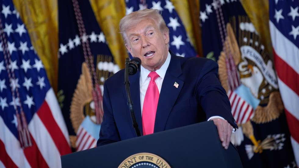 epa12524291 US President Donald Trump speaks during the signing ceremony for the 'Fostering the Future' executive order, championed by the first lady, in the East Room of the White House in Washington, DC, USA, 13 November 2025.  EPA/YURI GRIPAS / POOL