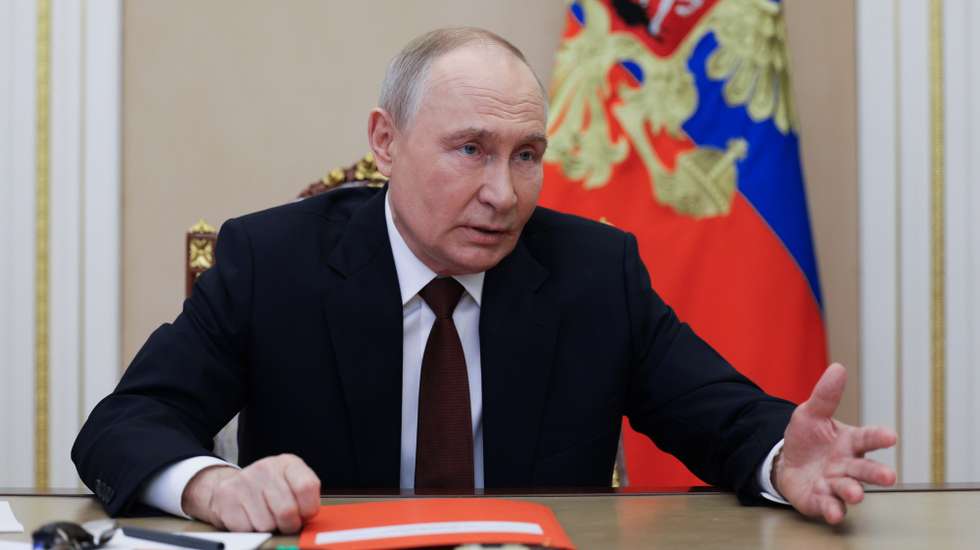 epa12540491 Russian President Vladimir Putin delivers his speech at an operational meeting with permanent members of the Russian Security Council at the Kremlin in Moscow, Russia, 21 November 2025. Russian President Vladimir Putin stated 'Moscow has received from Washington the text of a plan for a settlement in Ukraine. I believe that it, too, can form the basis for a final peace settlement'.  EPA/GAVRIIL GRIGOROV/SPUTNIK/KREMLIN POOL MANDATORY CREDIT