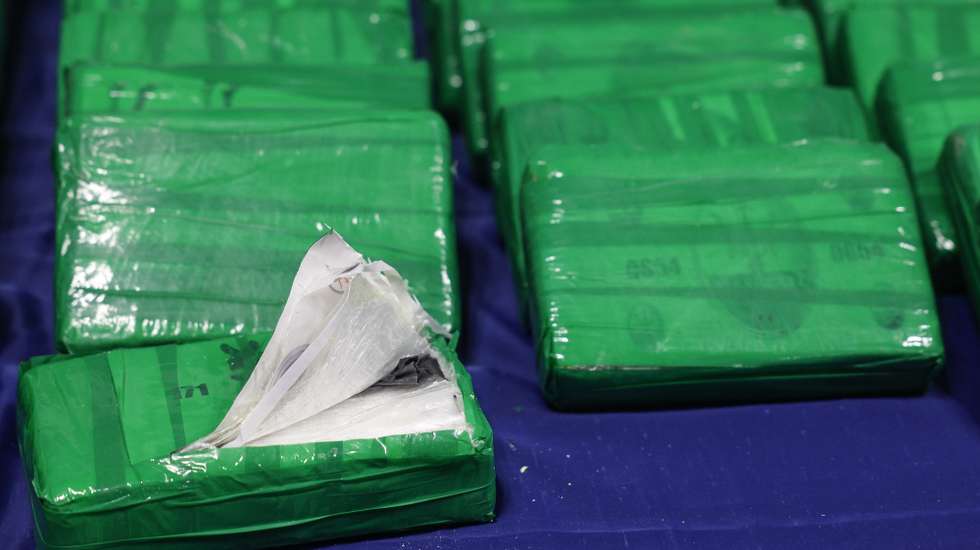 Embalagens de cocaína escondidas em caixas de bananas, após a sua apreensão pela Polícia Judiciária (PJ), na operação "Acácias", em Lisboa, 30 de dezembro de 2024. A operação foi realizada nos últimos dias pela Unidade Nacional de Combate ao Tráfico de Estupefacientes, de localização e apreensão de cerca de três toneladas e meia de cocaína chegadas a território nacional por um porto marítimo. ANTÓNIO PEDRO SANTOS/LUSA