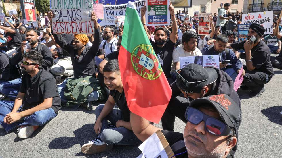 Imigrantes protestam durante a manifestação nacional, organizada pela Associação Solidariedade Imigrante e pelo coletivo de imigrantes que organizou o último protesto frente ao Centro de Instalação Temporária, no Porto, para reivindicar o direito a documentos e ao reagrupamento familiar, a libertação dos imigrantes detidos em “centros de instalação” sem terem cometido qualquer crime, e respeito, dignidade e justiça, frente à Assembleia da República, em Lisboa, 17 de setembro de 2025. A manifestação decorre no dia em que são retomados os debates na Assembleia da República sobre as leis da imigração e da nacionalidade. MANUEL DE ALMEIDA/LUSA