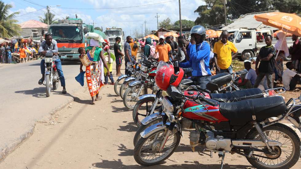 Em Nacala-Porto, na província de Nampula, transportam-se passageiros em motocicletas (“Táxi-mota”), mas uma serie de ataques e assaltos contra motociclistas estão a levantar receios entre centenas de jovens que têm este negócio como alternativa ao desemprego, em Nampula, Moçambique, 15 de maio de 2024. (ACOMPANHA TEXTO DE 03 DE JUNHO DE 2024). ESTEVÃO CHAVISSO/LUSA