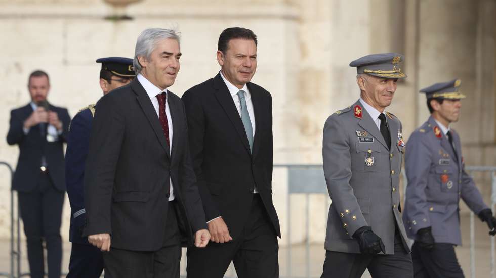 O primeiro-ministro, Luis Montenegro (C), acompanhado do ministro da defesa, Nuno Melo (E), e pelo Chefe do Estado-Maior-General das Forças Armadas, José Nunes da Fonseca, durante a parada militar na Praça do Comércio incluída nas iniciativas organizadas pela comissão promotora do cinquentenário da operação militar do 25 de Novembro de 1975, Lisboa, 25 de novembro de 2025.  TIAGO PETINGA/LUSA