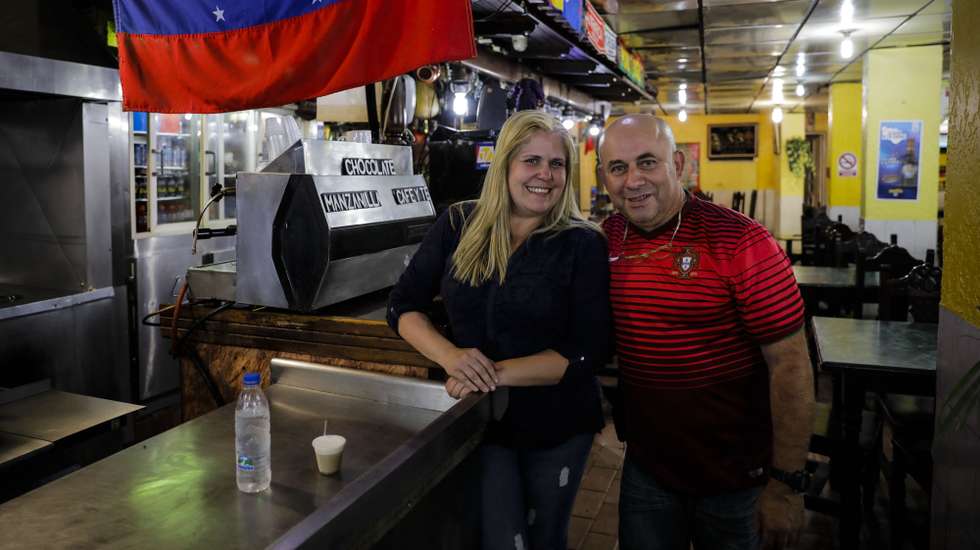 O empresário português José Manuel Abreu e a mulher Maria Abreu são proprietários de um restaurante na povoação de El Junquito perto de Caracas, Venezuela, 10 de maio 2019. A comunidade portuguesa em El Junquito, a cerca de 30 quilómetros de Caracas, não desiste, aguarda uma mudança na Venezuela, resistindo às dificuldades. (ACOMPANHA TEXTO DE 11/05/2019) PAULO CUNHA/LUSA