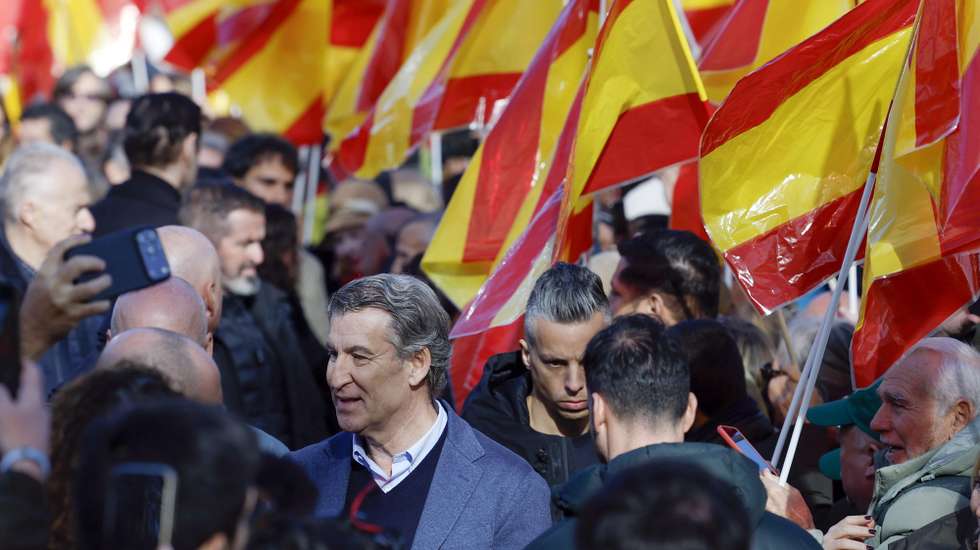 epa12559477 Spanish Member of the Congress of Deputies of Spain and president of the People's Party, Alberto Nunez-Feijoo (C), participates in a protest called by the People’s Party in downtown Madrid, Spain, 30 November 2025, against the government over the alleged corruption case involving Socialists Jose Luis Abalos, Koldo García, and Santos Cerdán.  EPA/JUANJO MARTIN