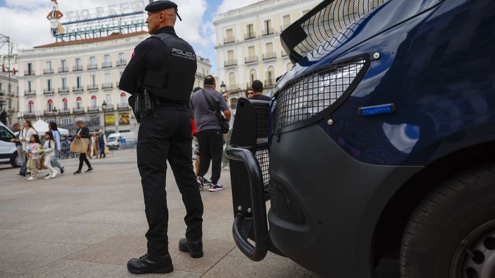 epa12062155 A local police officer stands guard at Puerta del Sol square a day after the massive power outage, in downtown Madrid, Spain, 29 April 2025. A power blackout hit large parts of Spain and spread to neighboring Portugal and France on 28 April, disrupting transport systems, internet connections, and daily life, according to authorities. The exact cause of the outage is unknown.  EPA/MARISCAL