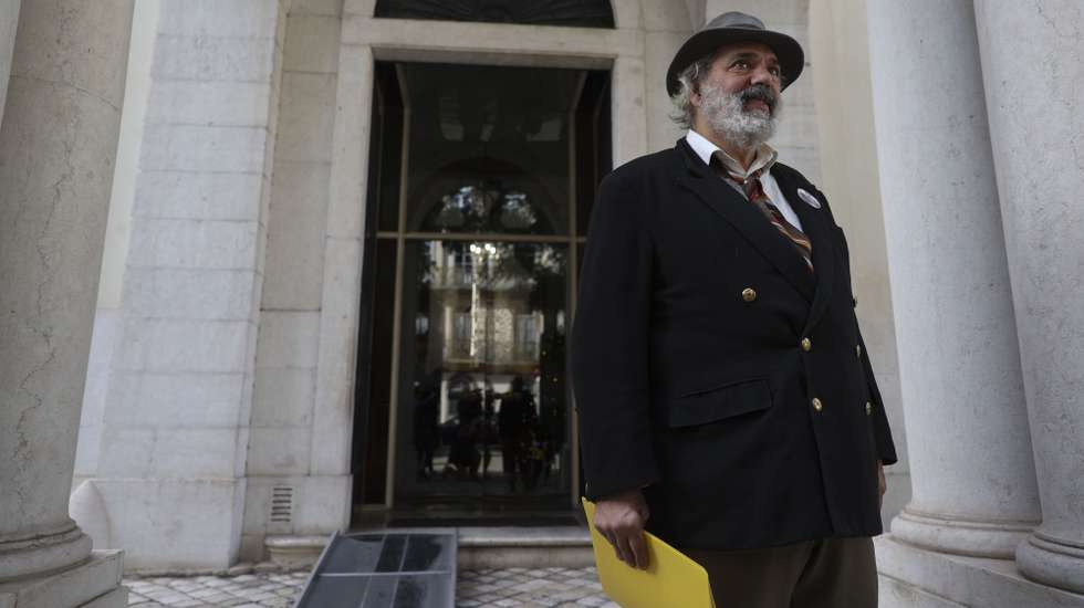 O candidato à Presidência da República, Manuel João Vieira, durante a entrega de assinaturas no Tribunal Constitucional para validação da sua candidatura, Lisboa, 03 de dezembro de 2025.  ANDRÉ KOSTERS/LUSA