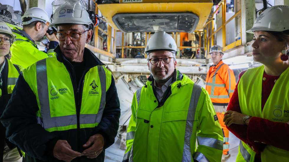 O presidente da câmara municipal de Lisboa, Carlos Moedas (C), participa na cerimónia que marca o início no terreno dos trabalhos de escavação, pela tuneladora H2O, do segundo túnel do Plano Geral de Drenagem de Lisboa (PGDL), depois de concluído o primeiro túnel, que liga Campolide a Santa Apolónia, Lisboa, 4 de dezembro de 2025.  TIAGO PETINGA/LUSA