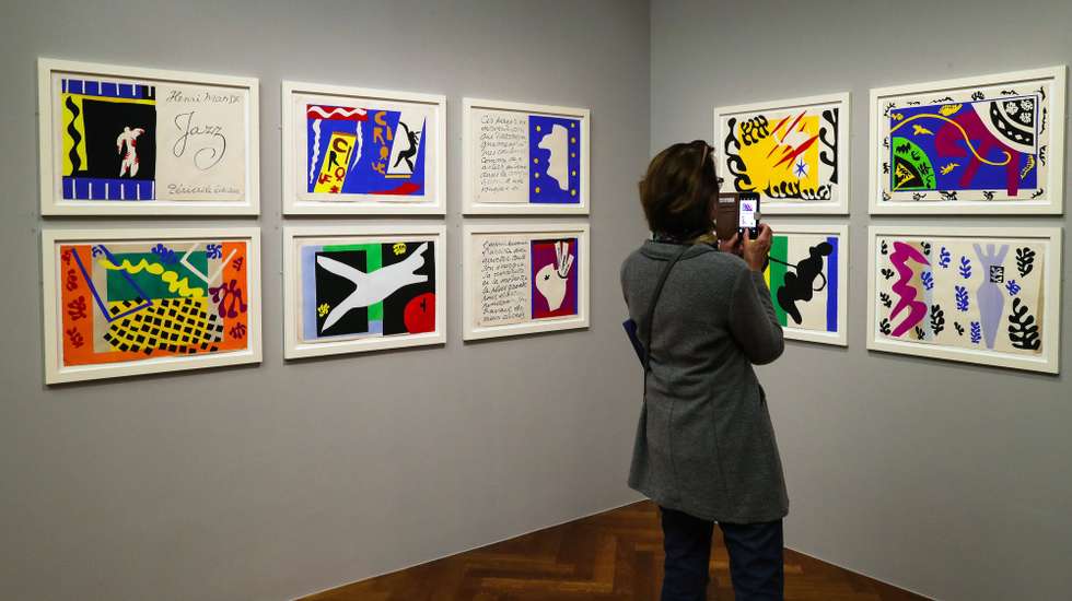 epa06234107 A visitor looks on the artworks 'Jazz' by French artist Henri Matisse on display at the 'Matisse-Bonnard. The Long Live Painting!' exhibition at the Staedel Museum in Frankfurt am Main, Germany, 29 September 2017. The exhibition of two representatives French Henri Matisse and Pierre Bonnard will be open to public to 14 January 2018.  EPA/ARMANDO BABANI