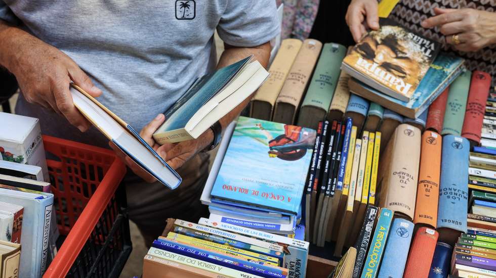 Visitantes da 12.ª edição da Feira do Livro do Porto nos jardins do Palácio de Cristal, Porto, 22 de agosto de 2025. Fundada em 1930, a Feira do Livro do Porto é desde 2016 organizada pela autarquia local. JOSÉ COELHO/LUSA