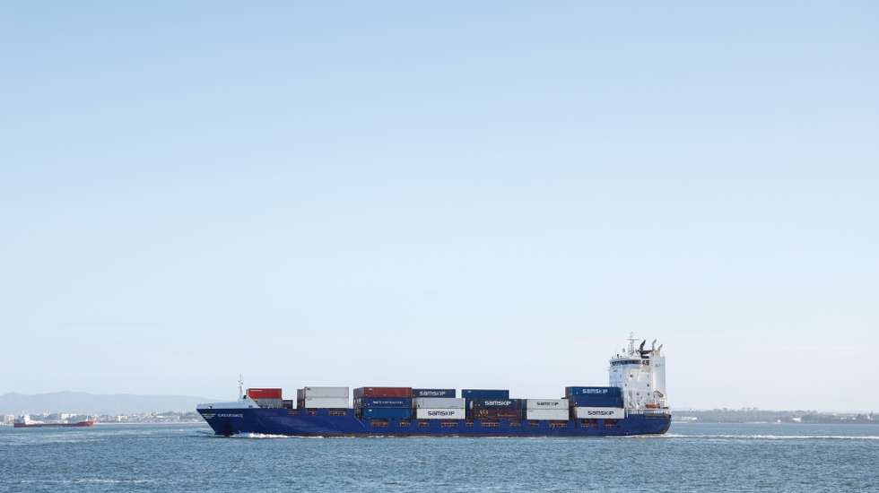 Um navio de carga atravessa o Rio Tejo, em Lisboa, 10 de outubro de 2024. Contentores. Transportes. Navio. Rio Tejo.  ANTÓNIO PEDRO SANTOS/LUSA