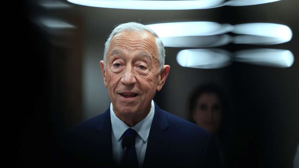 O Presidente da República, Marcelo Rebelo de Sousa, fala à comunicação social depois de ter tido alta no Hospital de São João, no Porto, 3 de dezembro de 2025. O Presidente da República, Marcelo Rebelo de Sousa, foi operado de urgência na segunda-feira a uma hérnia encarcerada. ESTELA SILVA/LUSA