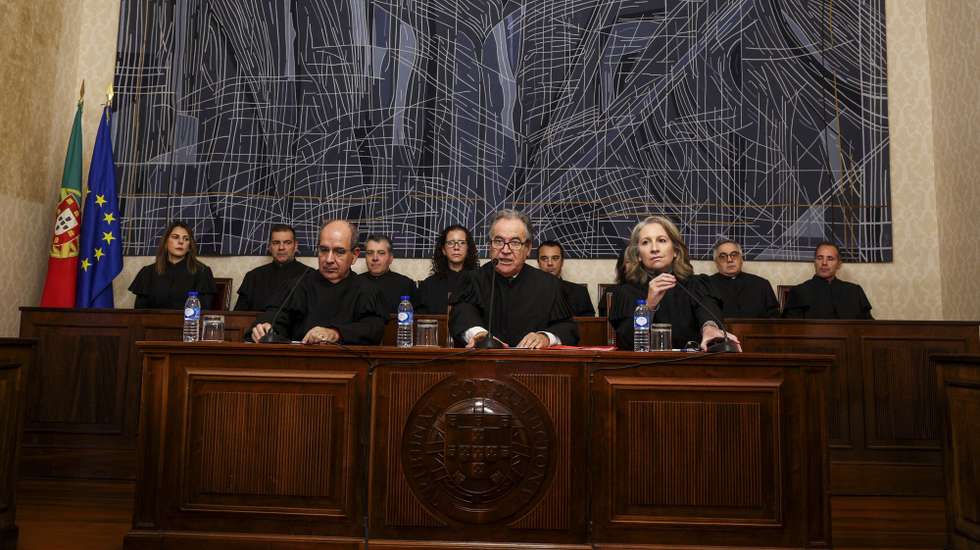 O presidente do Tribunal Constitucional, João José Abrantes (C), durante a leitura pública da decisão relativa aos pedidos de fiscalização da Lei da Nacionalidade, requeridos por um grupo de deputados da Assembleia da República do Partido Socialista (PS), na sede no Palácio Ratton em Lisboa, 15 de de 2025. Na leitura pública destas decisões foi anunciado que houve unanimidade relativamente a três das quatro normas do decreto que revê a Lei da Nacionalidade declaradas inconstitucionais, bem como quanto às normas do decreto que cria perda de nacionalidade como pena acessória. TIAGO PETINGA/LUSA