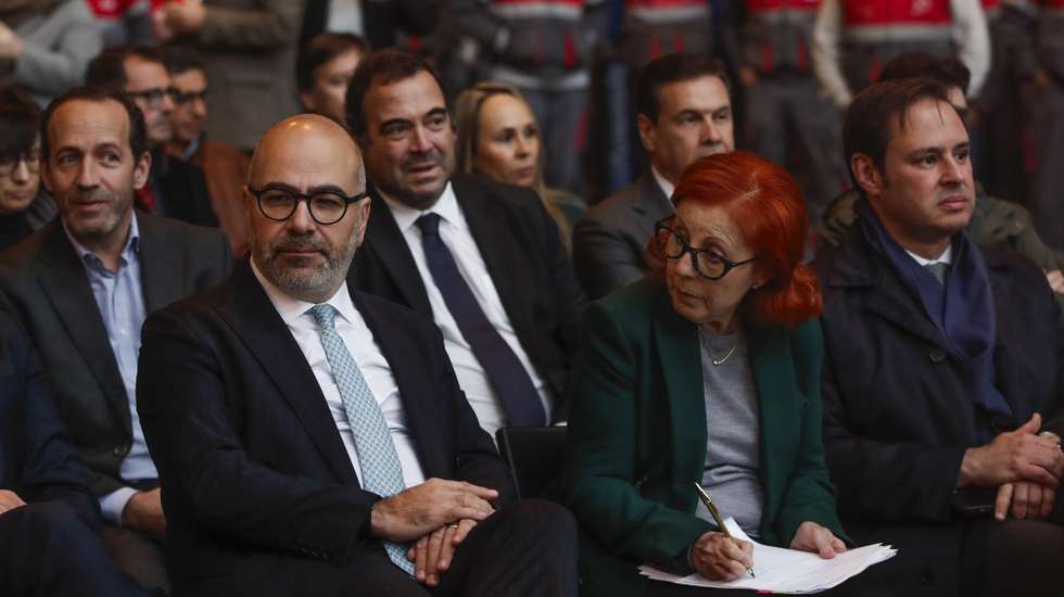O ministro das Infraestruturas e Habitação, Miguel Pinto Luz , acompanhado pela ministra do Ambiente e Energia Maria da Graça Carvalho durante uma conferência de imprensa sobre a privatização da TAP, Linha de Alta Velocidade, IP3 e reforço da frota da CP, no Parque Oficinal do Centro, no Entroncamento, Santarém, 19 de dezembro de 2025. PAULO CUNHA/LUSA