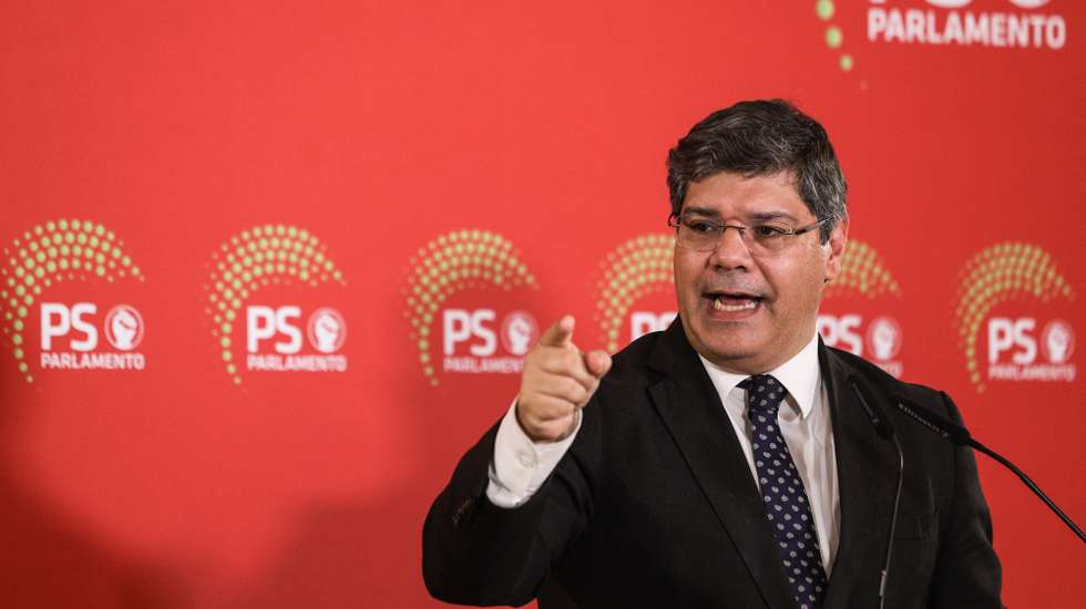 O líder parlamentar do Partido Socialista (PS), Eurico Brilhante Dias, usa da palavra durante o jantar de Natal do grupo parlamentar na assembleia da República em Lisboa, 18 de dezembro de 2025.  TIAGO PETINGA/LUSA