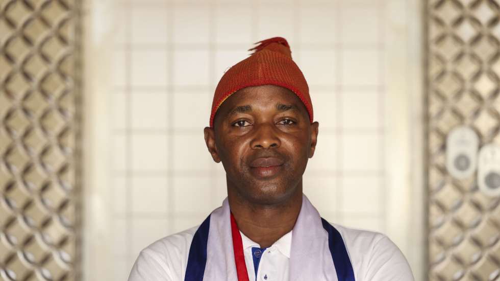 Líder do Partido da Renovação Social (PRS), Fernando Dias, Bissau, Guiné-Bissau, 29 de maio de 2023. O gorro vermelho com que o ex-presidente guineense, Kumba Ialá, ficou celebrizado foi entregue oficialmente, pela família, ao novo líder do Partido da Renovação Social (PRS), Fernando Dias.  (ACOMPANHA TEXTO DE 01-06-2023) ANDRE KOSTERS/LUSA