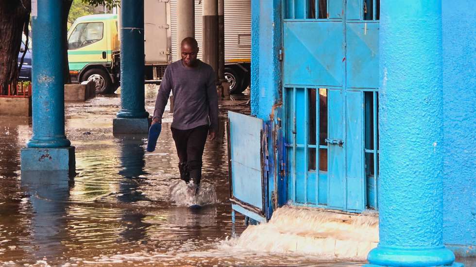 A província de Maputo está, desde a madrugada deste domingo, sob chuva intensa, com a baixa da cidade capital e diversos bairros alagados, prevendo-se que o mau tempo continue até terça-feira, Maputo, Moçambique, 24 de março de 2024.  PAULO JULIÃO/LUSA