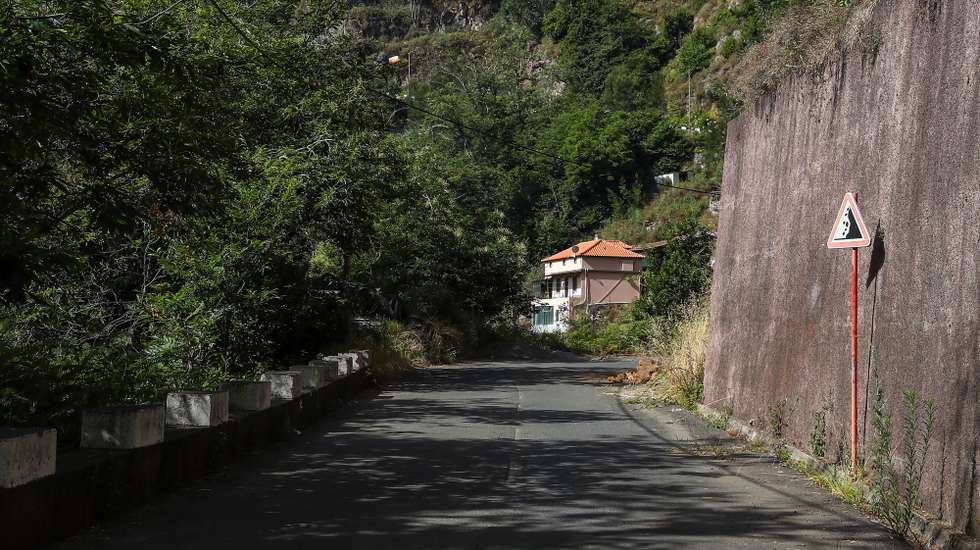 Fajã das Galinhas (33 agregados familiares, num total de 107 pessoas), onde os habitantes foram retirados do sítio, nas zonas altas do município de Câmara de Lobos, no dia 17 de agosto de 2024, na sequência do grande incêndio rural que lavrou na ilha da Madeira durante 13 dias, entre 14 e 26 de agosto, afetando os concelhos da Ribeira Brava, Câmara de Lobos, Ponta do sol e Santana. Na Fajã das Galinhas, Câmara de Lobos, ilha da Madeira, 08 de agosto de 2025. O sítio está agora abandonado e os 107 moradores continuam alojados provisoriamente em diversas casas noutros locais, enquanto decorre a construção de 55 novos fogos na freguesia do Estreito de Câmara de Lobos, que poderão ser alocados àquelas famílias, em Câmara de Lobos. (ACOMPANHA TEXTO DA LUSA DO DIA 13 DE AGOSTO DE 2025). HOMEM DE GOUVEIA/LUSA