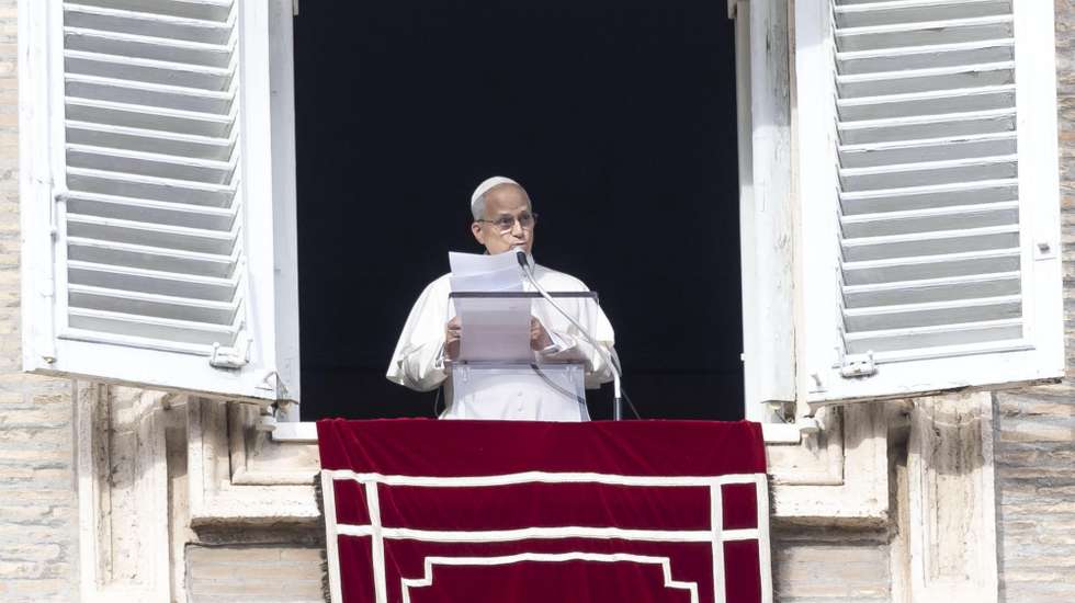 epa12625476 Pope Leo XIV delivers a speech to pilgrims from the window of the apostolic palace overlooking Saint Peter's square during his Sunday Angelus prayer in Vatican City, 04 January 2026.  EPA/MASSIMO PERCOSSI