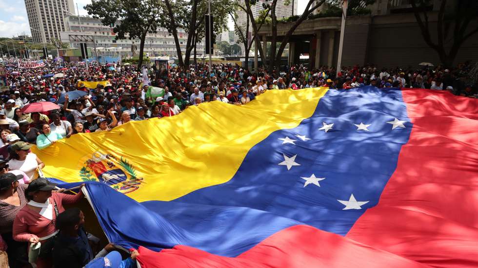 epa12629281 Supporters of Chavismo demonstrate during a march in support of the start of the National Assembly in Caracas, Venezuela, 05 January 2026. The Venezuelan Parliament began the 2026-2031 legislative session, once again controlled by Chavismo and with the return of some opposition figures who had distanced themselves from the country's largest opposition coalition, in a session marked by uncertainty following the capture of President Nicolas Maduro during the military attack launched on 03 January by the United States on several points in Venezuelan territory, including Caracas.  EPA/Ronald Pena R