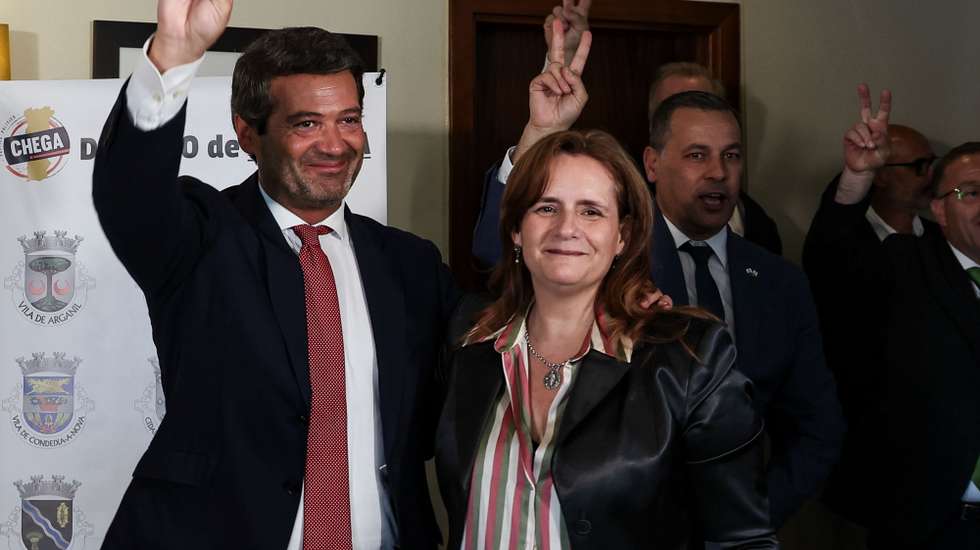 O presidente do Chega, André Ventura, com a candidata à câmara municipal de Coimbra, Maria Lencastre Portugal, durante a sessão de apresentação dos candidatos autárquicos do partido ao distrito de Coimbra, Coimbra, 7 de julho de 2025. PAULO NOVAIS/LUSA
