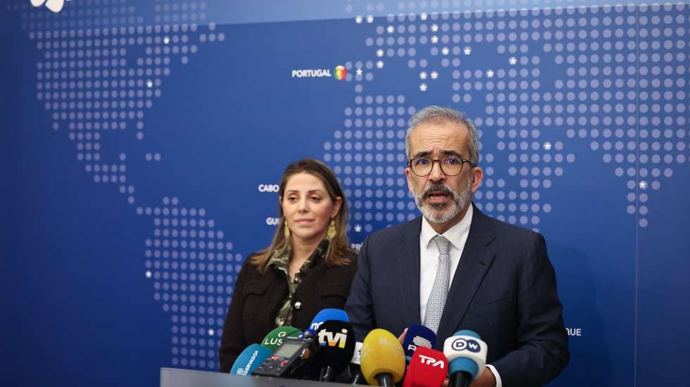O ministro de Estado e dos Negócios Estrangeiros, Paulo Rangel (D), fala aos jornalistas no final de uma reunião com a secretária executiva da Comunidade dos Países de Língua Portuguesa (CPLP), Maria de Fátima Jardim (ausente da fotografia), e os representantes permanentes dos Estados-membros junto da CPLP, durante a vista à sede da CPLP, em Lisboa, 12 de janeiro de 2026. ANTÓNIO COTRIM/LUSA