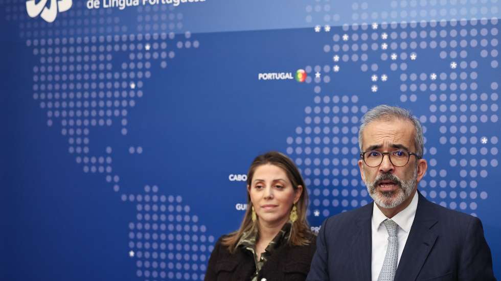 O ministro de Estado e dos Negócios Estrangeiros, Paulo Rangel (D), fala aos jornalistas no final de uma reunião com a secretária executiva da Comunidade dos Países de Língua Portuguesa (CPLP), Maria de Fátima Jardim (ausente da fotografia), e os representantes permanentes dos Estados-membros junto da CPLP, durante a vista à sede da CPLP, em Lisboa, 12 de janeiro de 2026. ANTÓNIO COTRIM/LUSA