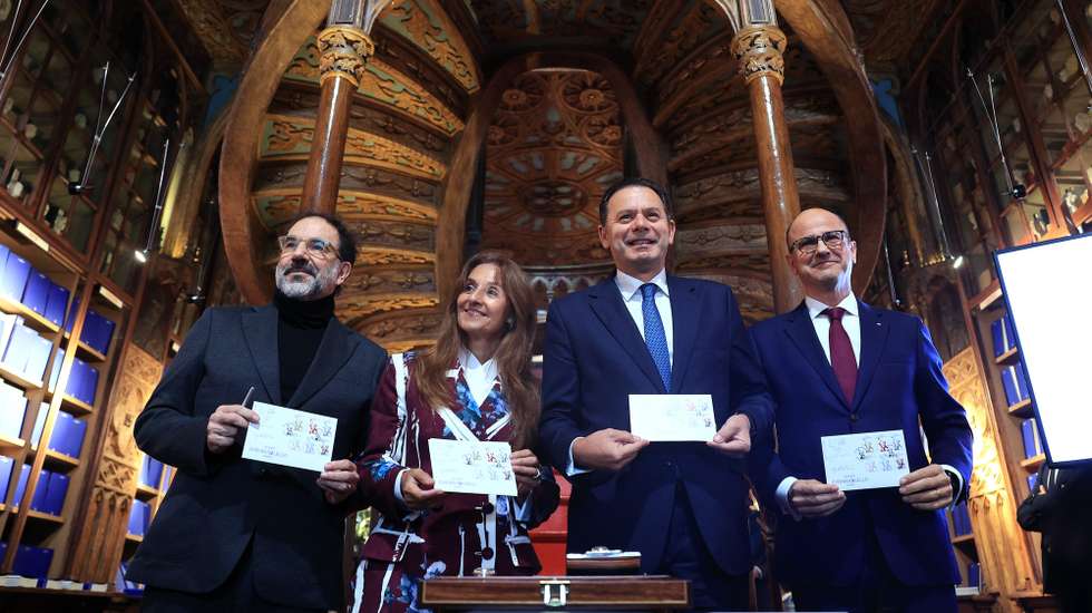 O primeiro-ministro, Luís Montenegro (2-D), acompanhado por Aurora Pedro Pinto, presidente do Conselho de Administração da Livraria Lello (2-E), pelo designer Eduardo Aires (E) e pelo presidente dos CTT – Correios de Portugal , João Bento (D), durante a cerimónia para assinalar a data dos 120 anos da Livraria Lello no Porto, 13 de janeiro de 2026. ESTELA SILVA/LUSA