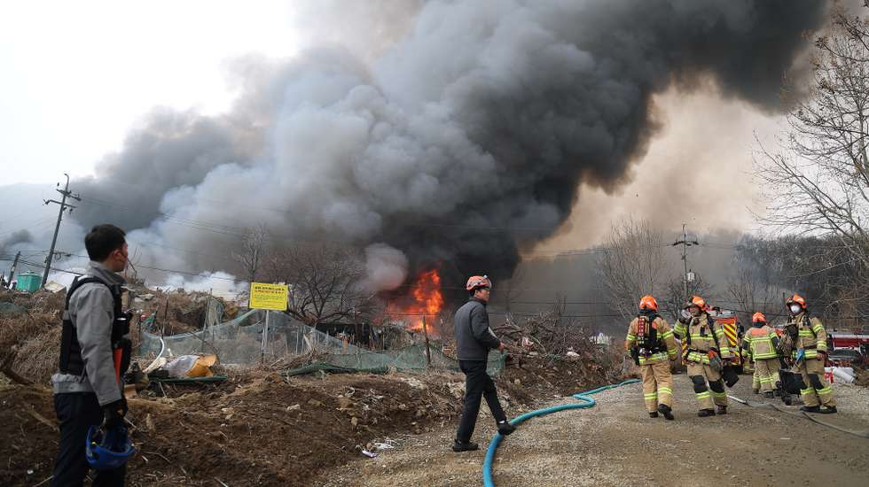 epa12652527 epa12652483 Smoke and flames rise in the fourth district of Guryong Village in Seoul, South Korea, 16 January 2026. The fire began at around 5:00 a.m. in the capital's Gangnam Ward.  EPA/YONHAP SOUTH KOREA OUT