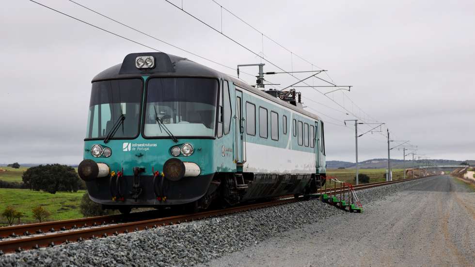 Veículo de inspeção na nova Linha de Évora onde decorrem trabalhos de via e catenária entre Évora e Elvas/Caia/Fronteira, que vai servir a ligação ferroviária com Espanha, Alandroal, 16 de janeiro de 2026. NUNO VEIGA/LUSA