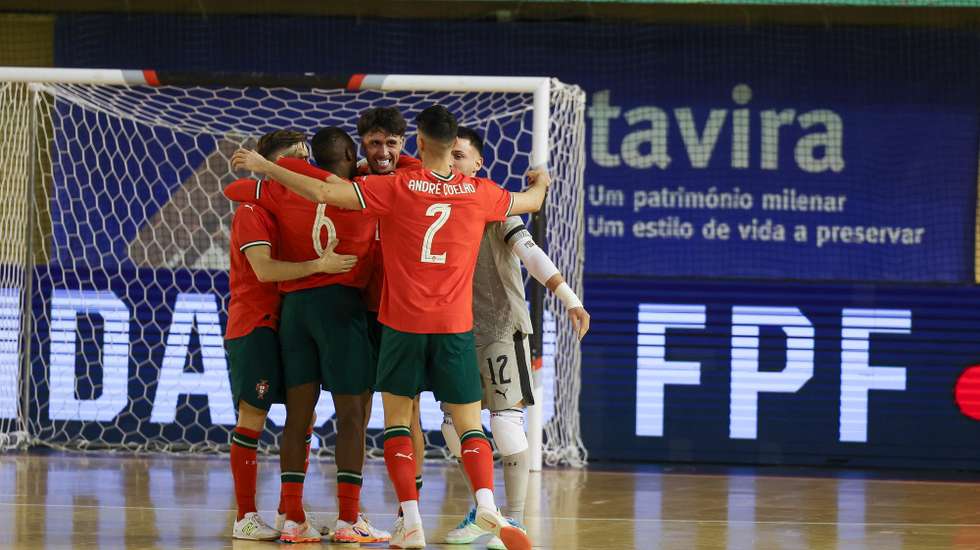 Portugal´s players celebrate a goal against Ukraine during their friendly futsal match held at Eduardo Mansinho Pavilion in Tavira, Portugal, 19th December 2025.  LUIS FORRA/LUSA